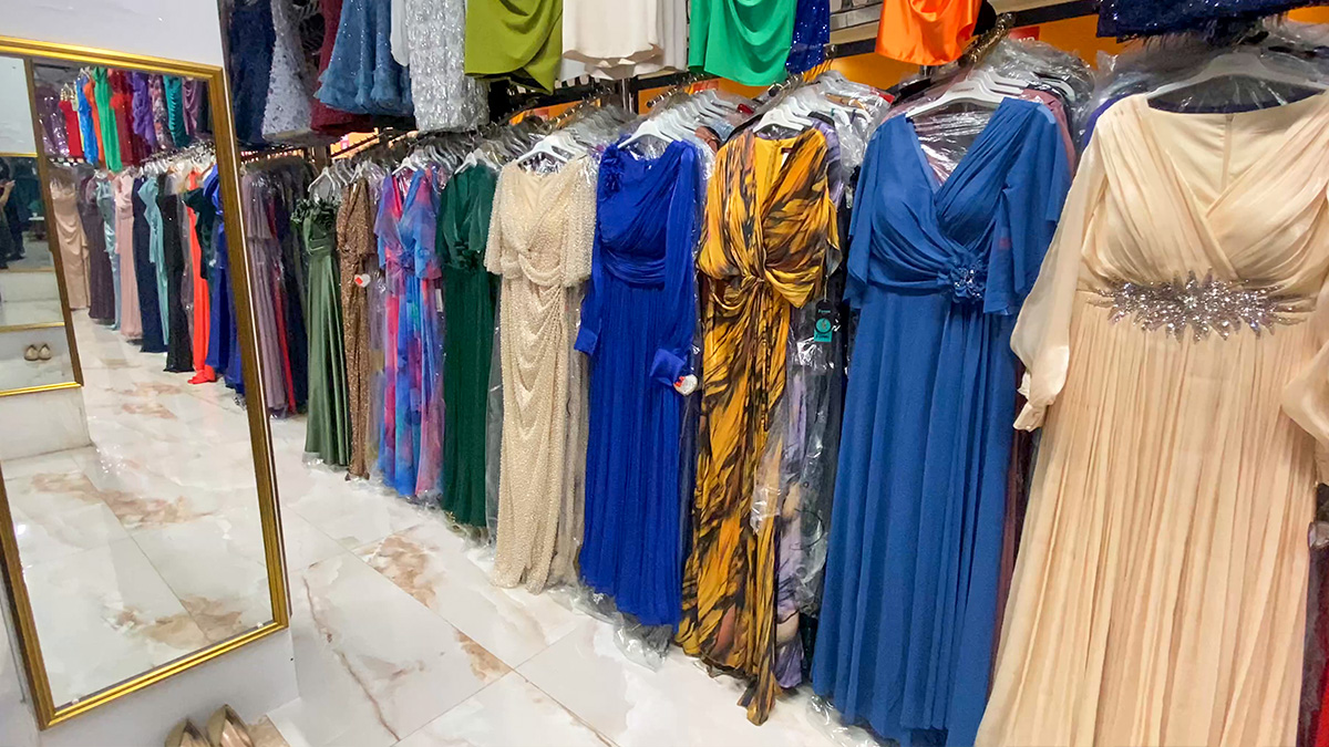 Găsirea rochiei perfecte la Stephany Boutique Găsirea rochiei perfecte prin probă la Stephany Boutique